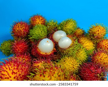 Rambután fresco y maduro