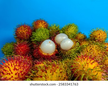 Rambután fresco y maduro