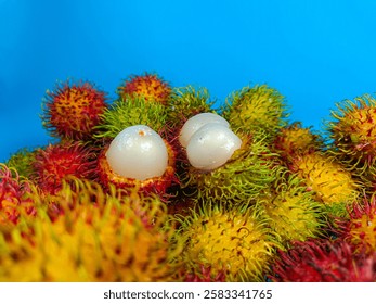 Rambután fresco y maduro