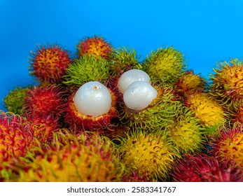 Rambután fresco y maduro