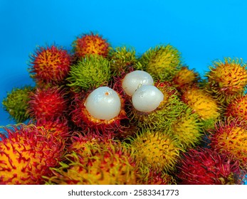 Rambután fresco y maduro