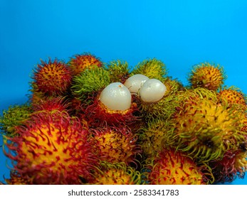 Rambután fresco y maduro