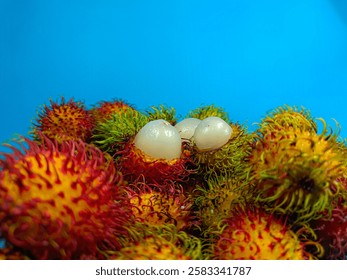 Rambután fresco y maduro