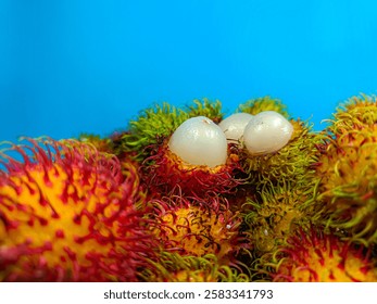 Rambután fresco y maduro