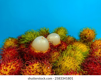 Rambután fresco y maduro