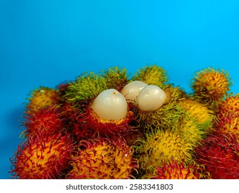 Rambután fresco y maduro