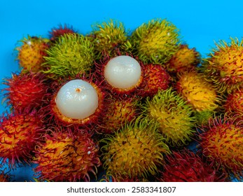 Rambután fresco y maduro