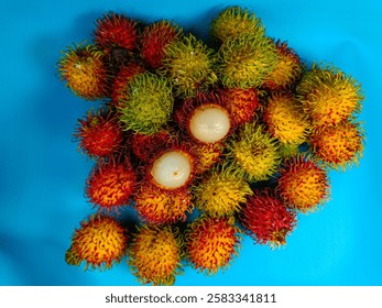 Rambután fresco y maduro