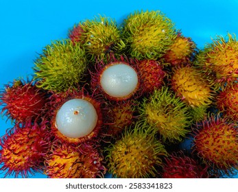 Rambután fresco y maduro