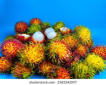 Rambután fresco y maduro