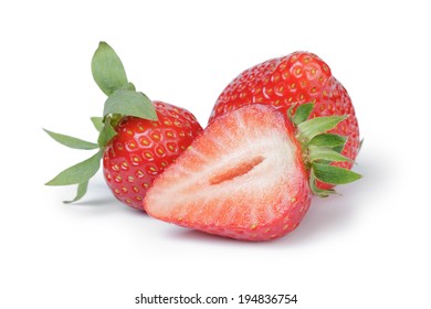 frische reife Erdbeeren und Hälfte, einzeln auf weißem Hintergrund