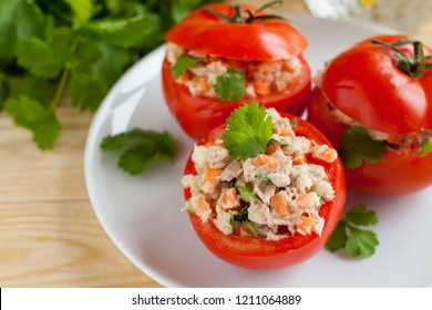 Frischreife Tomaten, gefüllt mit Thunfisch- und Gemüsekonserven