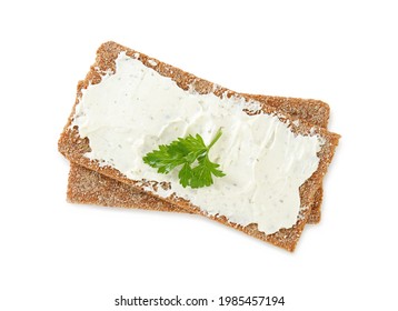 Pan de centeno fresco con queso crema y perejil de fondo blanco, vista superior