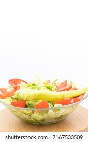 Frischer Salat mit Tomatensalat und Paprika serviert in der Schüssel mit weißem Hintergrund.