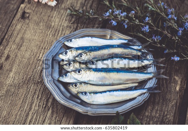 Frische Sardinen Fisch Mit Gemuse Mittelmeer Fisch Stockfoto Jetzt Bearbeiten 635802419
