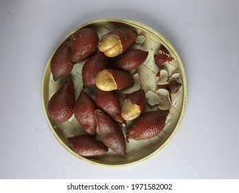 Fresh Scaly And Prickly Thailand Snake Fruit Or Buah Salak On The Bamboo Wood Round Serving Tray. Peel And Unpeel. Brown Skin And Flesh. Malaysia