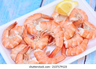 Fresh Shrimps On On Plate Plastic Tray With Lemon, Boiled Shrimp Prawns Cooked Food In The Seafood Restaurant