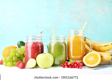 Frische Smoothies in Glasgläsern mit Obst und Gemüse auf Holzhintergrund