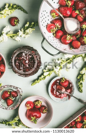 Foto Bild Frische Erdbeeren im Sieb und Marmelade im Glas