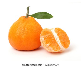 Fresh tangerine fruits with green leaves isolated