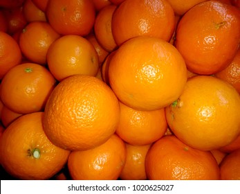 Fresh tangerines in a close-up box
