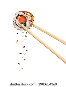 Sushi japonés fresco tradicional con salmón y sésamo entre palillos aislado en fondo blanco
