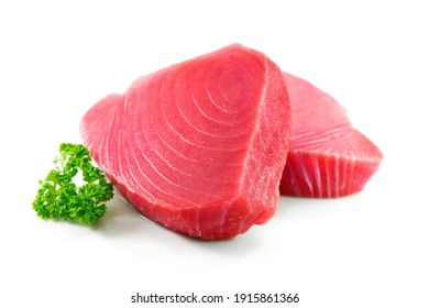 Frische Thunfisch-Filet-Steaks, garniert mit Petersilie einzeln auf weißem Hintergrund