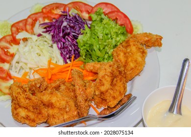 Fresh Vegetable Salad With Fried Shrimp, Healthy On A White Plate With A Small Bowl Of Salad Dressing, Can Be Eaten By The Whole Family. Five Food Groups Fried With Rice Bran, Good For Health