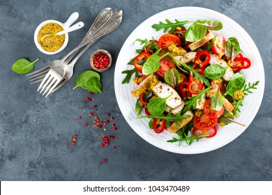 Fresh Vegetable Salad Plate Of Tomatoes, Spinach, Pepper, Arugula, Chard Leaves And Grilled Chicken Breast. Fried Chicken Meat, Fillet With Salad. Healthy Food. Diet Dinner Or Lunch Menu