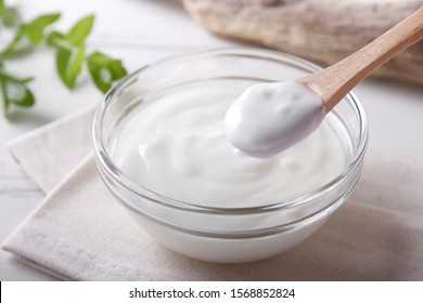 Свежий йогурт на столе