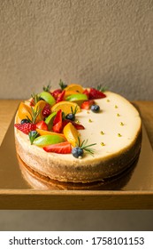 Frisch gekochter Käsesecake aus Philadelphia, der mit Früchten und Beeren geschmückt ist und zum Abendessen als Dessert für schöne Gäste serviert werden kann