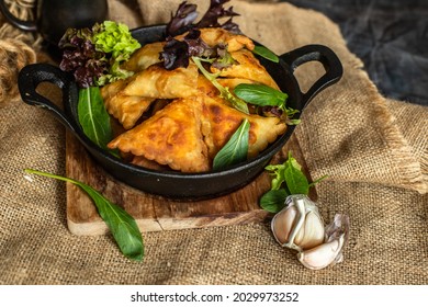 freshly cooked vegeterian samosas served in a pan