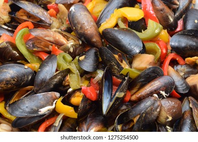 Freshwater Boiled Mussels Cooking As A Stir Fry With Organic  Vegetables In A Large Silver Wok 