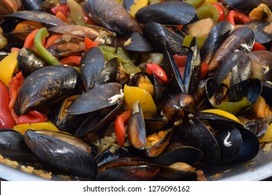 Freshwater Boiled Mussels Cooking As A Stir Fry With Organic  Vegetables In A Large Silver Wok 