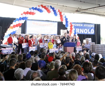 FRESNO - OCT 4: Arnold Schwarzenegger, Maria Shriver At The CA Comeback Express Bus Tour In Fresno, CA On October 4, 2003.