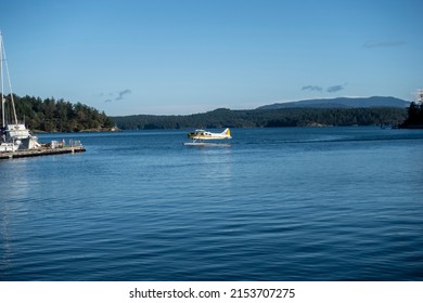 Friday Harbor, WA USA - Circa November 2021: View Of A Sea Plane Landing At The Harbor On San Juan Island On A Bright, Sunny Day In The Fall.