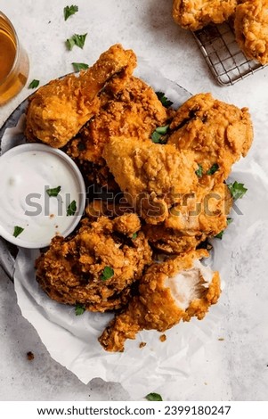 Fried chicken with flour and buttermilk sauce that is crispy on the outside, tender and juicy on the inside, this buttermilk fried chicken is extraordinary!