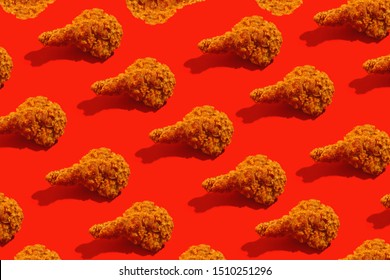 pierna de pollo frita en un fondo rojo. Patrón alimentario