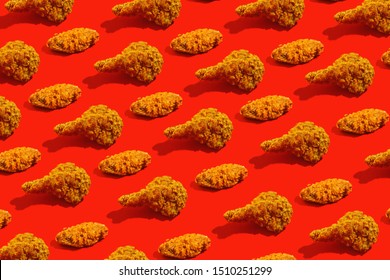 Pollo frito: pierna y ala en un fondo rojo. Patrón alimentario