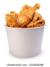 Pollo frito en balde de papel aislado en fondo blanco, pollo frito en blanco Con camino de recorte.