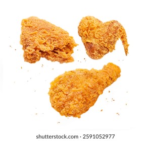 Conjunto de pollo frito aislado sobre fondo blanco. Trozos de pollo frito, alas, pierna, baquetas aisladas. Pollo frito crujiente y crujiente con migas de pan cayendo sobre fondo blanco. 