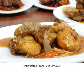 Fried Chicken Sprinkled With Oyster Sauce Served On A White Plate, This Traditional Cooking Method Is Very Popular With Local People Because It Has A Distinctive And Delicious Taste