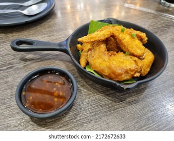 Fried Chicken Wings With Traditional Thai Dipping Sauce 