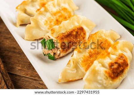 Fried dumplings filled with leeks