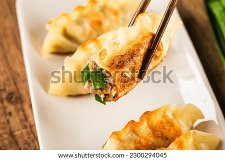 Fried dumplings filled with leeks