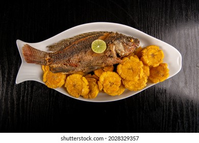 Pescado frito con pataconas o piedras