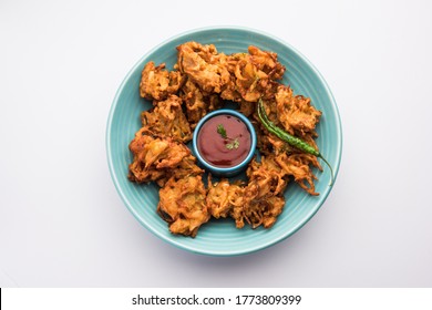 Fried Onion Pakora Or Pyaj Pakoda Also Known As Crispy Kanda Bhaji /Bhajji / Bajji, Favourite Indian Tea-Time Snack During The Rainy Season. Served With Tomato Ketchup