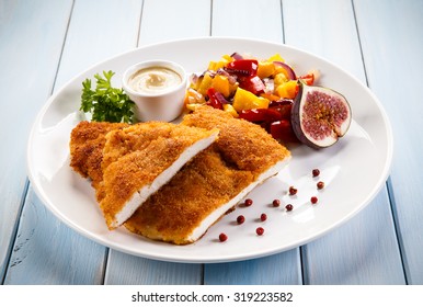 Fried Pork Chop Coat In Breadcrumbs And Vegetable Salad 