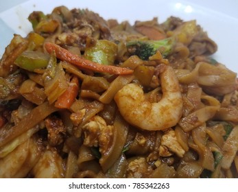 Fried Rice Noodle With Shrimp, Carrots And Brocolli