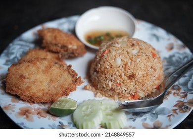 Fried Rice With Fried Sea Bass, Emphasizing The Deliciousness Of Fried Rice, Thai-style Dipping Sauce, Cucumber And Deep-fried Sea Bass. On A Chinese Pattern Plate, Suitable For Restaurants.